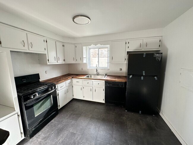 Kitchen - 517 Foltz Dr