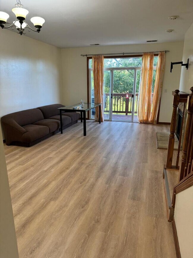 Building Photo - 2527 Oneida Ln