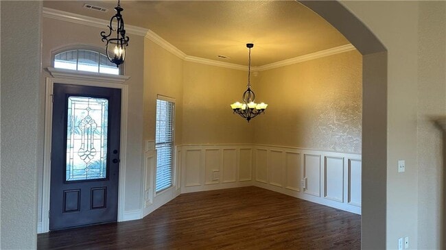 Building Photo - 2005 SW Pinoak Ave