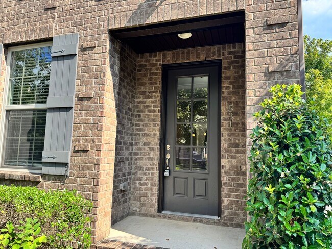 Building Photo - Beautiful End Unit Franklin Townhome