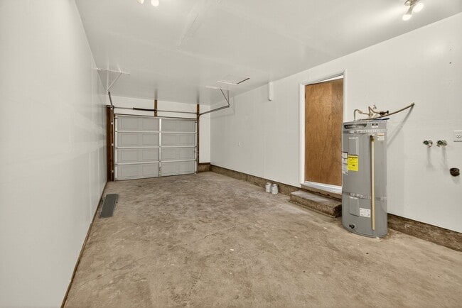 Building Photo - Modern 2-Bedroom Duplex with New Kitchen &...