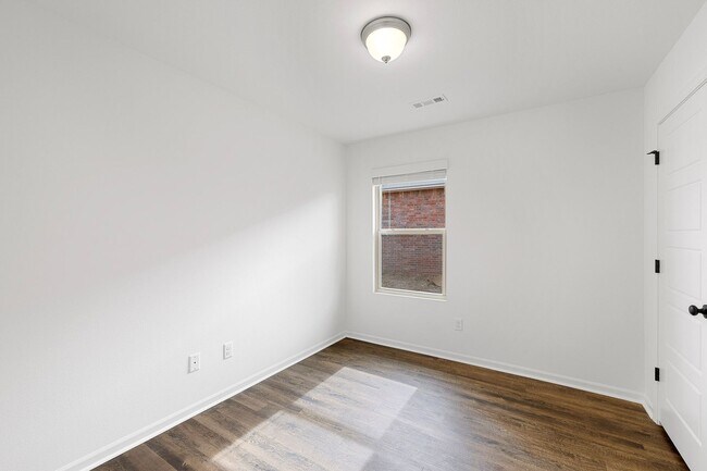 Building Photo - $1299 OFF RENT FOR THE FIRST 3 MONTHS!
