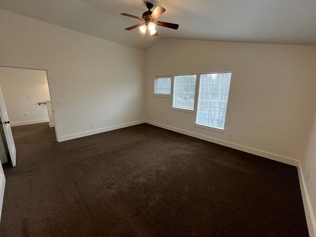 Building Photo - 3 Bed/2.5 Bath Single Family Home Close to the Old Mill