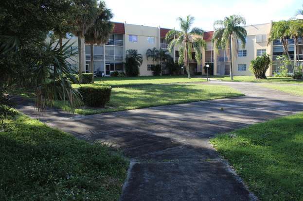 Building Photo - 1638 Embassy Dr