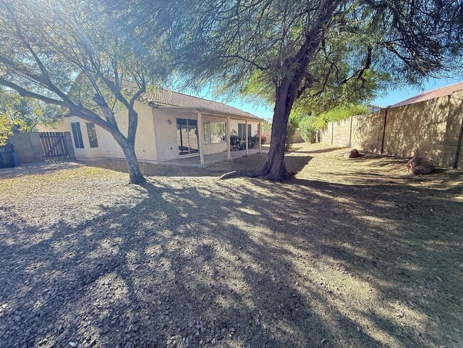 Building Photo - 509 W Ensueno Ct