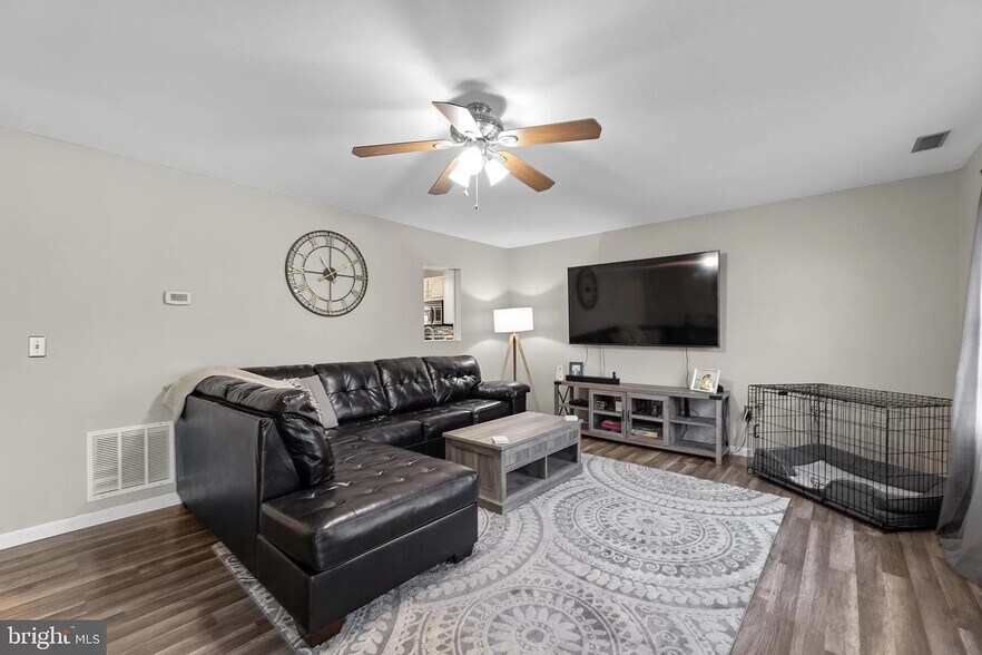 Building Photo - 1196 Spruce Ave