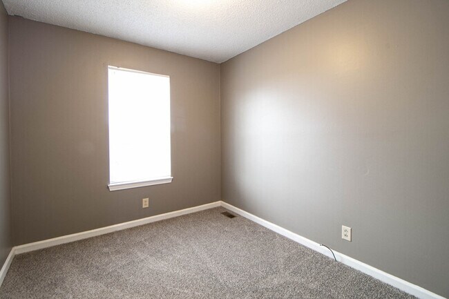 Building Photo - 924 Van Buren Ave