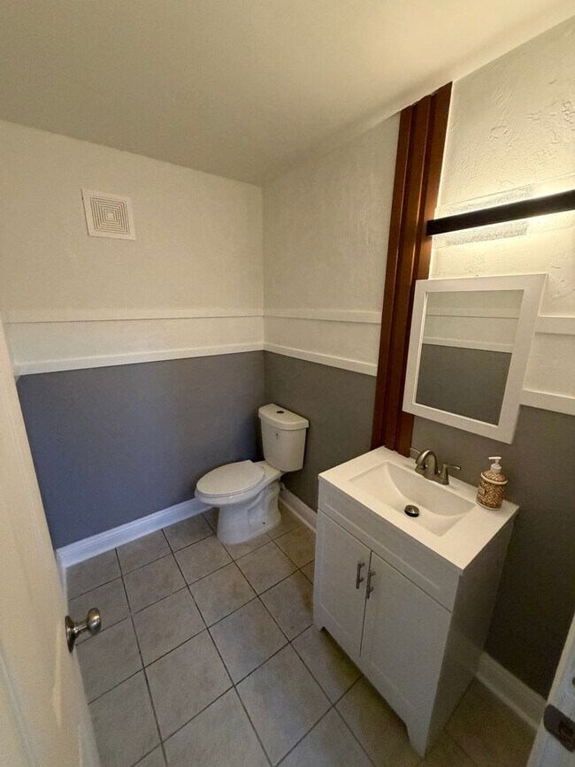 Building Photo - AMERICANA Property Mgmt - Remodeled 2 Beds Townhouse near Downtown South