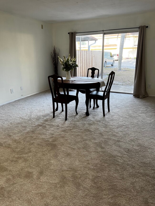 Dining Area - 206 Elliot Ave