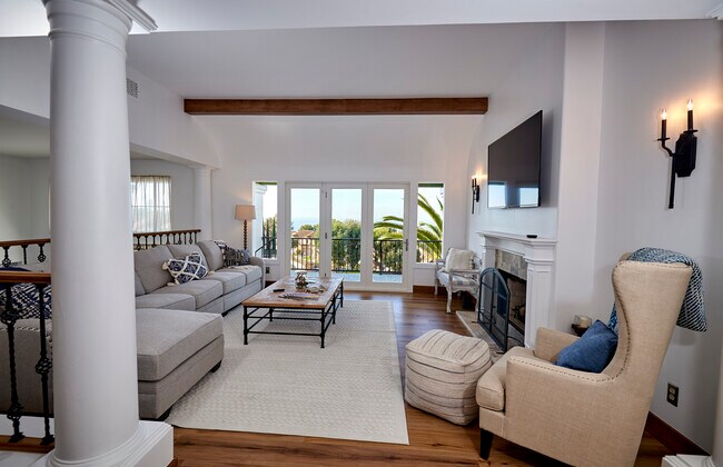 Building Photo - 7080 Via del Mar