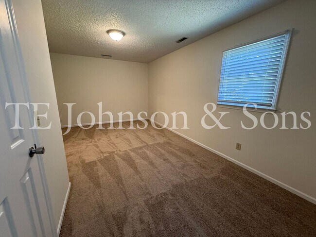 Building Photo - Charming 3-Bedroom Home with Spacious Yard...