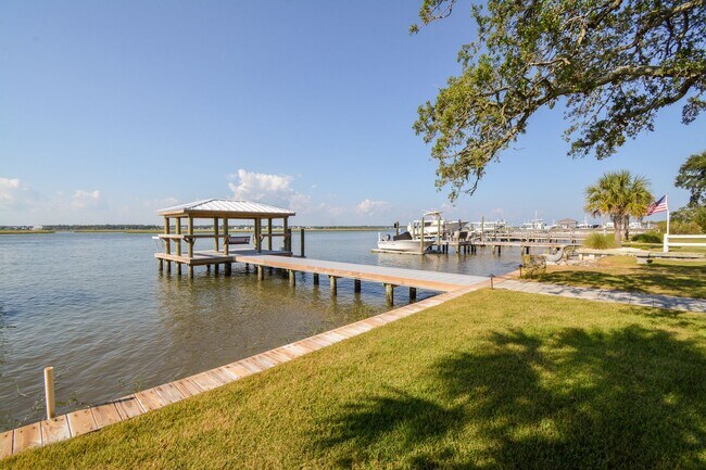 Building Photo - Seasonal Rental: Total Relaxation with Sou...