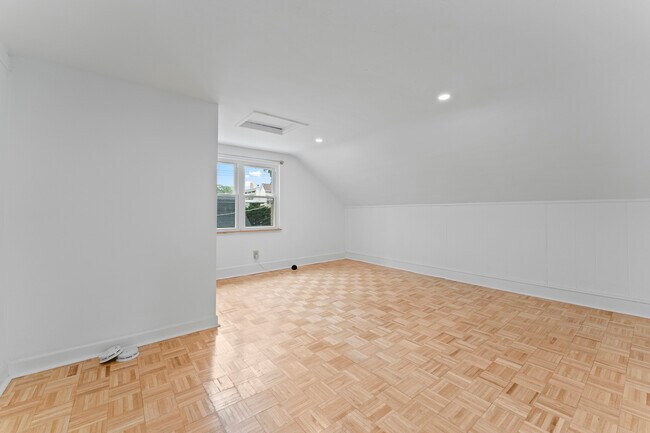 Building Photo - 314 Custer Ave