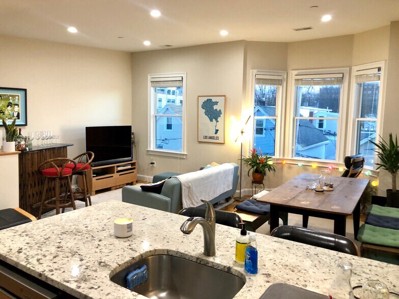 Building Photo - 19 Plymouth St