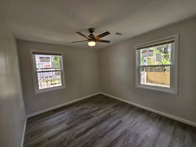 Building Photo - 906 Elfin Ave