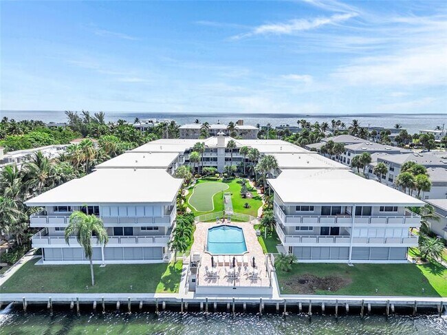 Building Photo - 1198 Hillsboro Mile