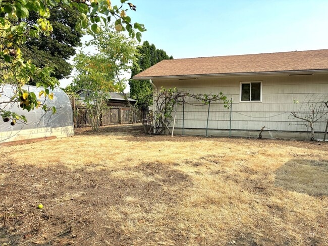 Building Photo - 2915 NE Fremont Dr