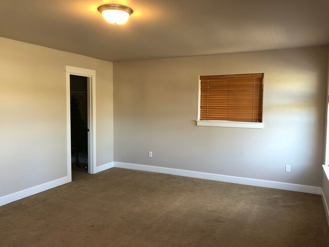 Building Photo - 4 Bedroom / 2.5 Bathroom Home in SE Bend