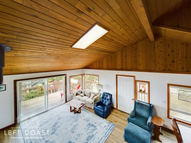 Building Photo - 1033 NW Inlet Ave