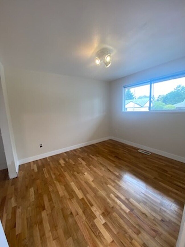 Building Photo - $3950 2520 SqFt, SFH/4BDR,2BA,office/Garag...