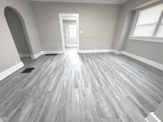 Building Photo - 1049 S Sheffield Ave