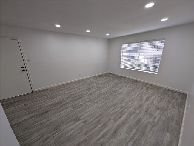 Building Photo - 5550 N Braeswood Blvd