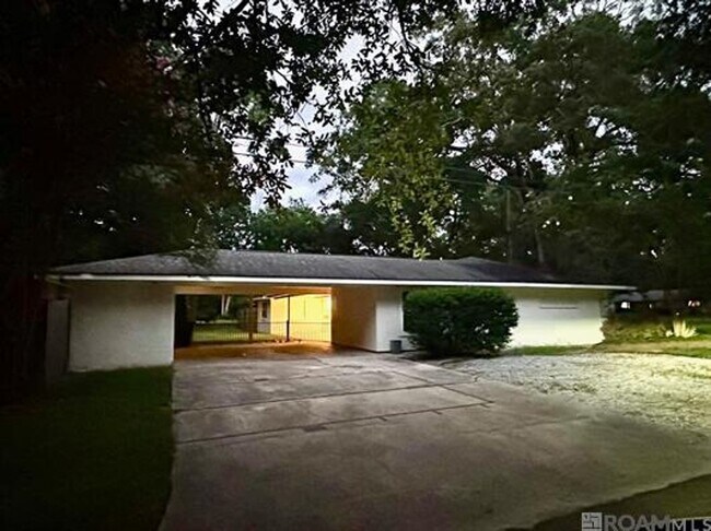 Building Photo - 415 Magnolia Wood Ave