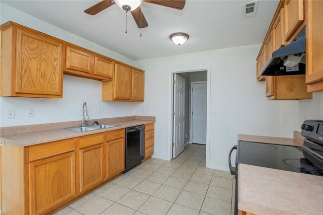 Building Photo - 902 SW Sandrock Rd