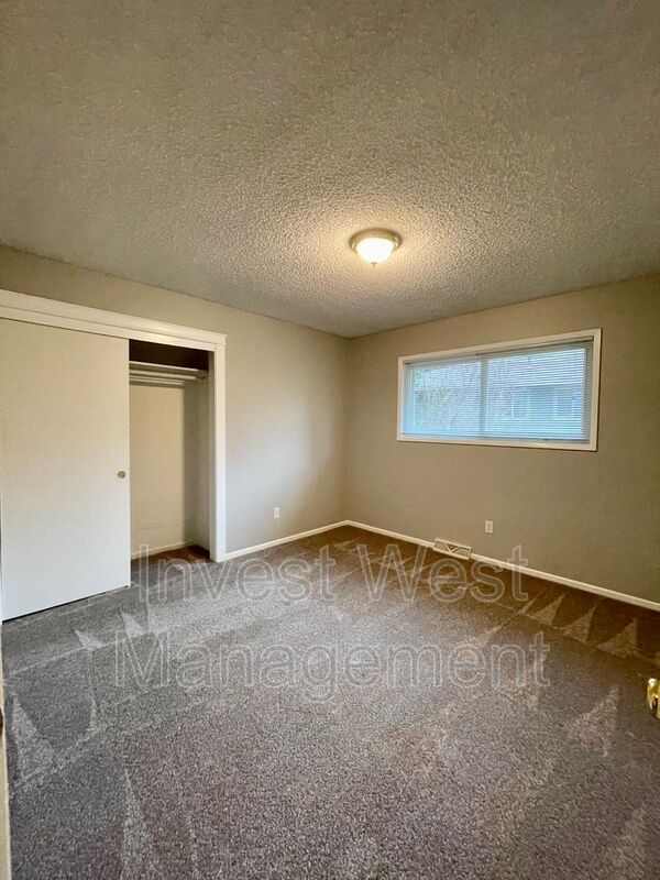 Building Photo - 6224 NW Dogwood Dr