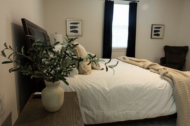 Building Photo - 3 bedroom | 2.5 bathroom | Crocker Village Single Family Home