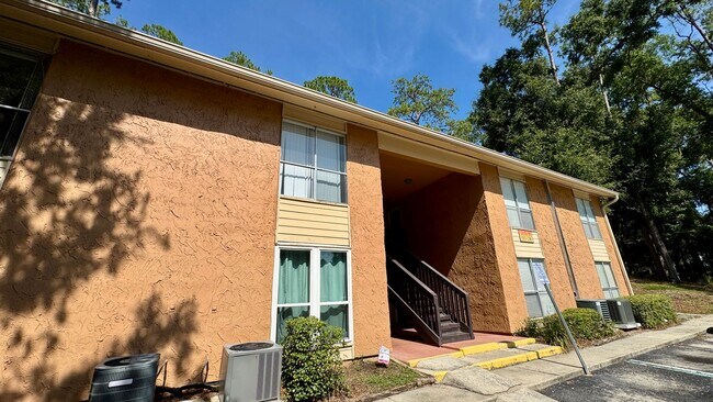 Primary Photo - Park Like Setting - Spacious Condo!
