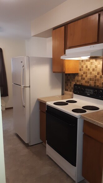 Kitchen refrig & stove - 2703 Ventura Dr