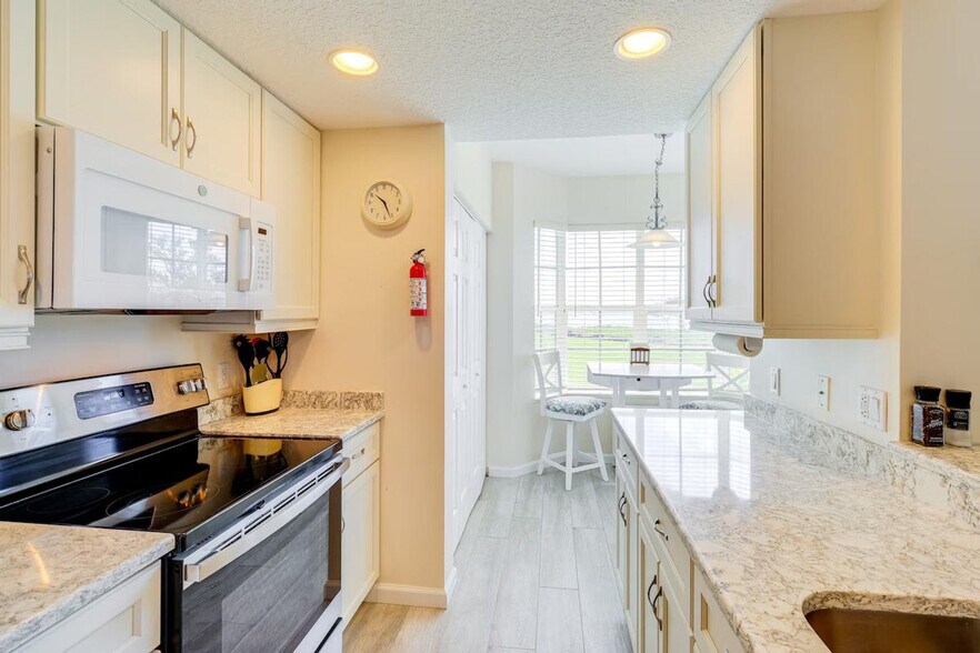 Building Photo - 5799 NE Island Cove Way