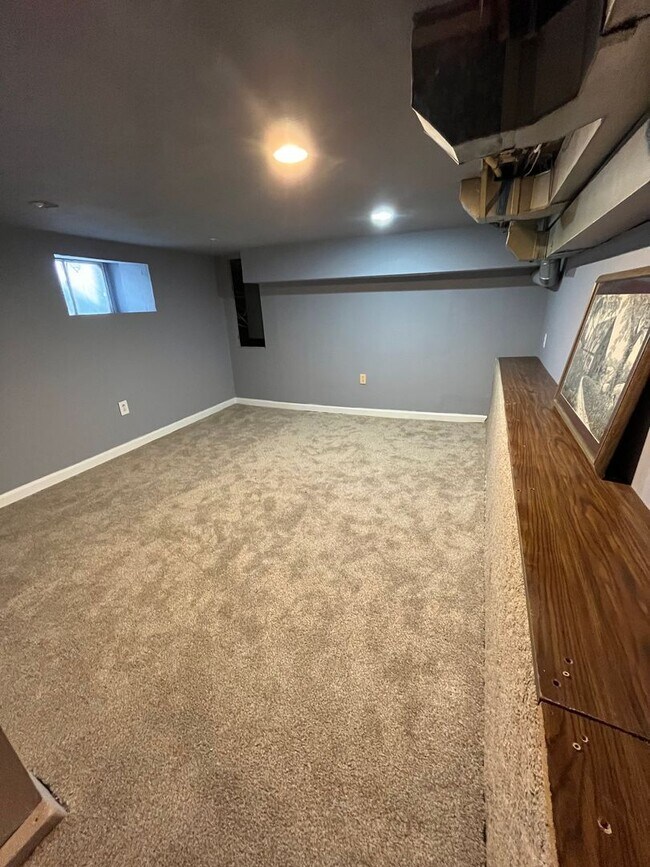 Building Photo - 5 bedroom available in the West Jefferson Hills School district!