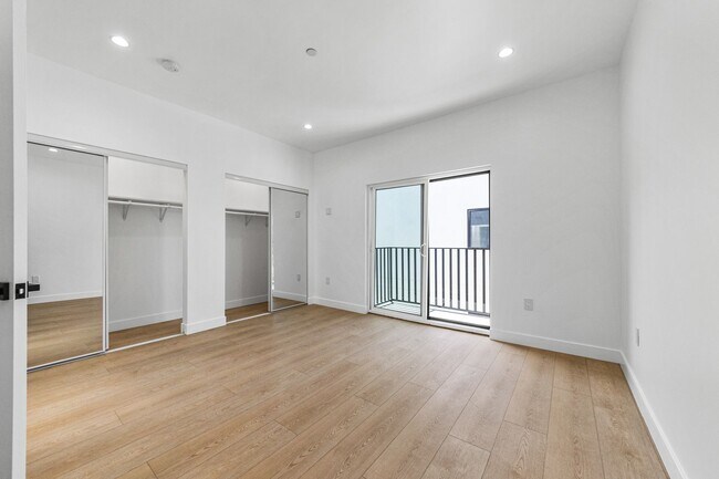 Building Photo - 1376 Edgecliffe Dr