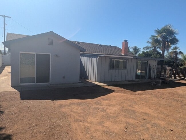 Building Photo - Single Story Home 4 bedroom + Enclosed pat...