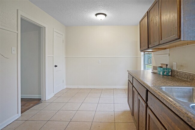 Building Photo - 5946 Beldart St