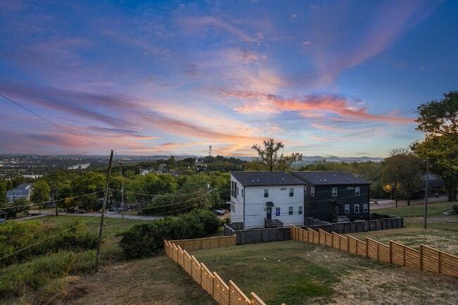 Building Photo - "Spacious 4-Bed, 4-Bath Gem in Nashville -...