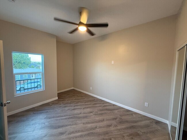 Building Photo - 4960 Rockford Dr