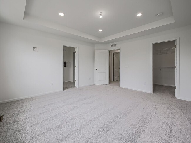 Building Photo - AVAILABLE NOW! Modern Comfort Meets Everyd...