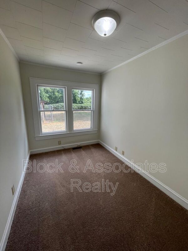 Building Photo - 1204 Forest Acres Cir