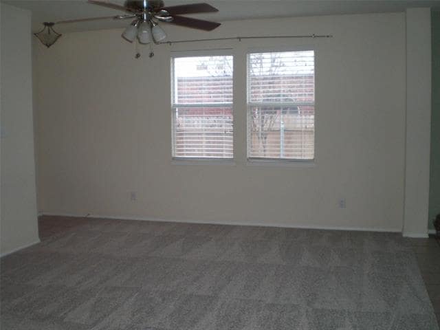 Building Photo - 2213 Willow Dr