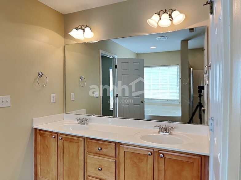 Building Photo - 516 Littleport Dr