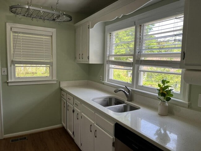 Building Photo - 549 Alpine Way