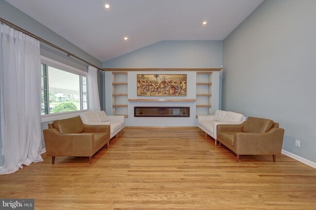 Building Photo - 1717 Country Club Dr