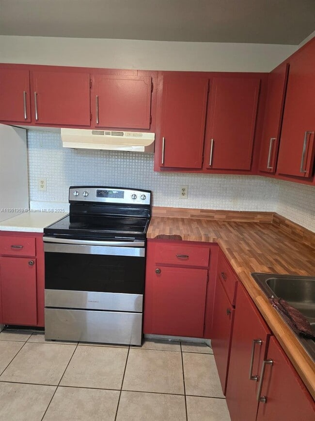 Building Photo - 314 S J St