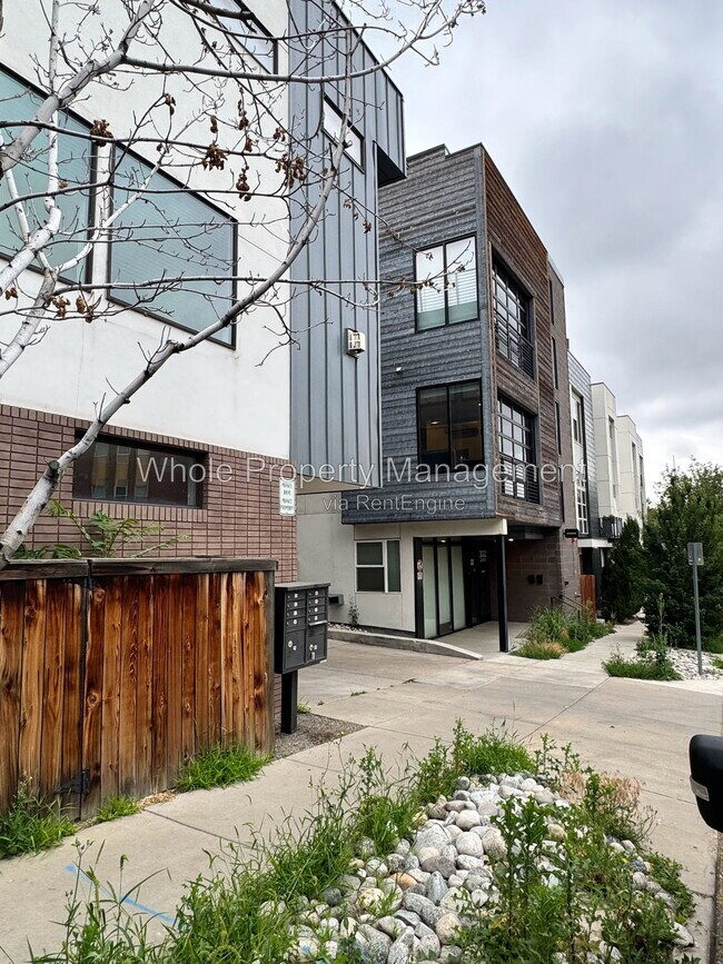Building Photo - 3032 Zuni St