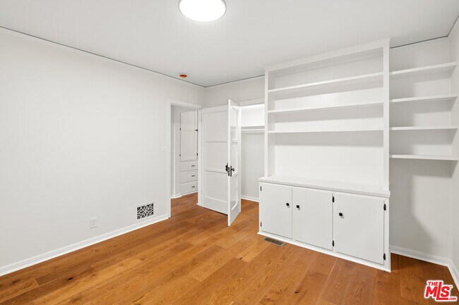 Building Photo - 10309 La Grange Ave