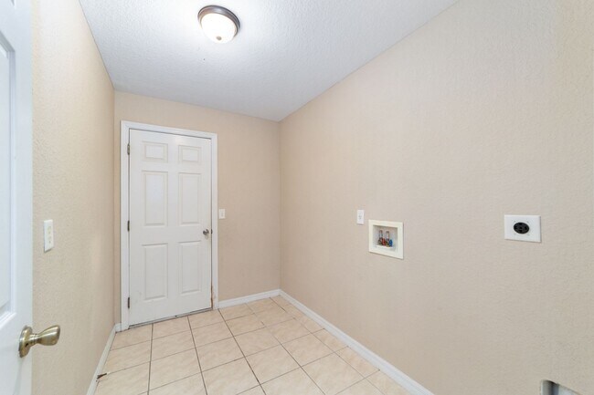 Building Photo - Peaceful 3-Bedroom Home with Open Floor Plan & Two-Car Garage in Rainbow Lakes Estates!