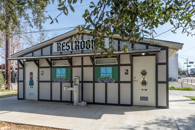 Building Photo - 9835 Willow Creek Commerce Dr